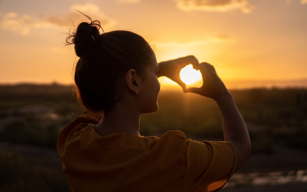 woman-doing-hand-heart-sign-1535244-1080x675